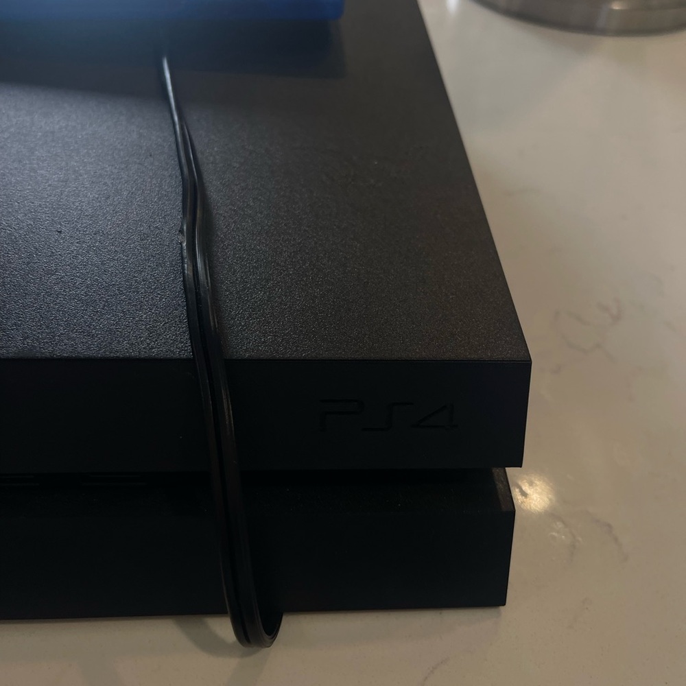 PS4 bundle - Picture 3 of 3
